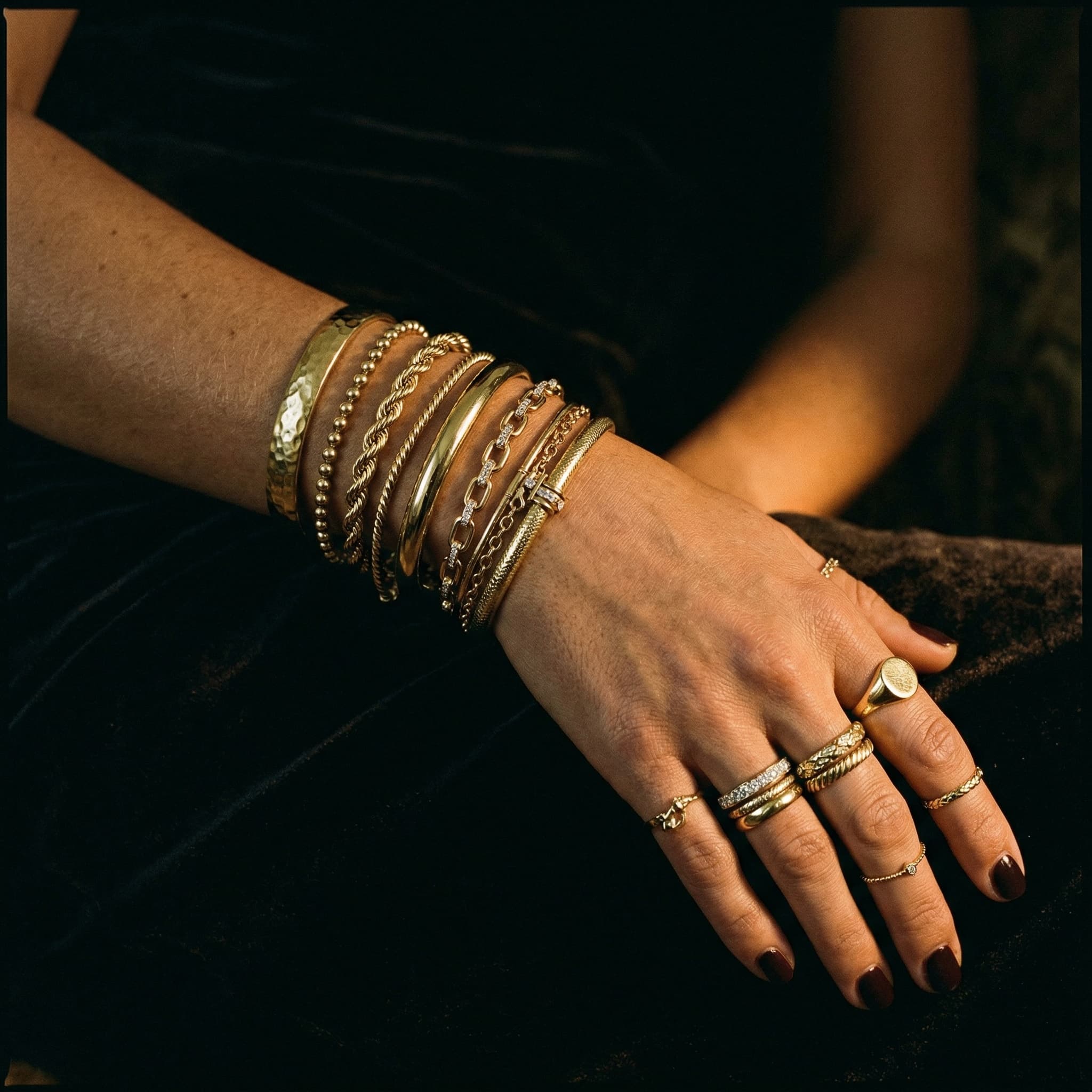 El arte de apilar joyería de oro AURUM